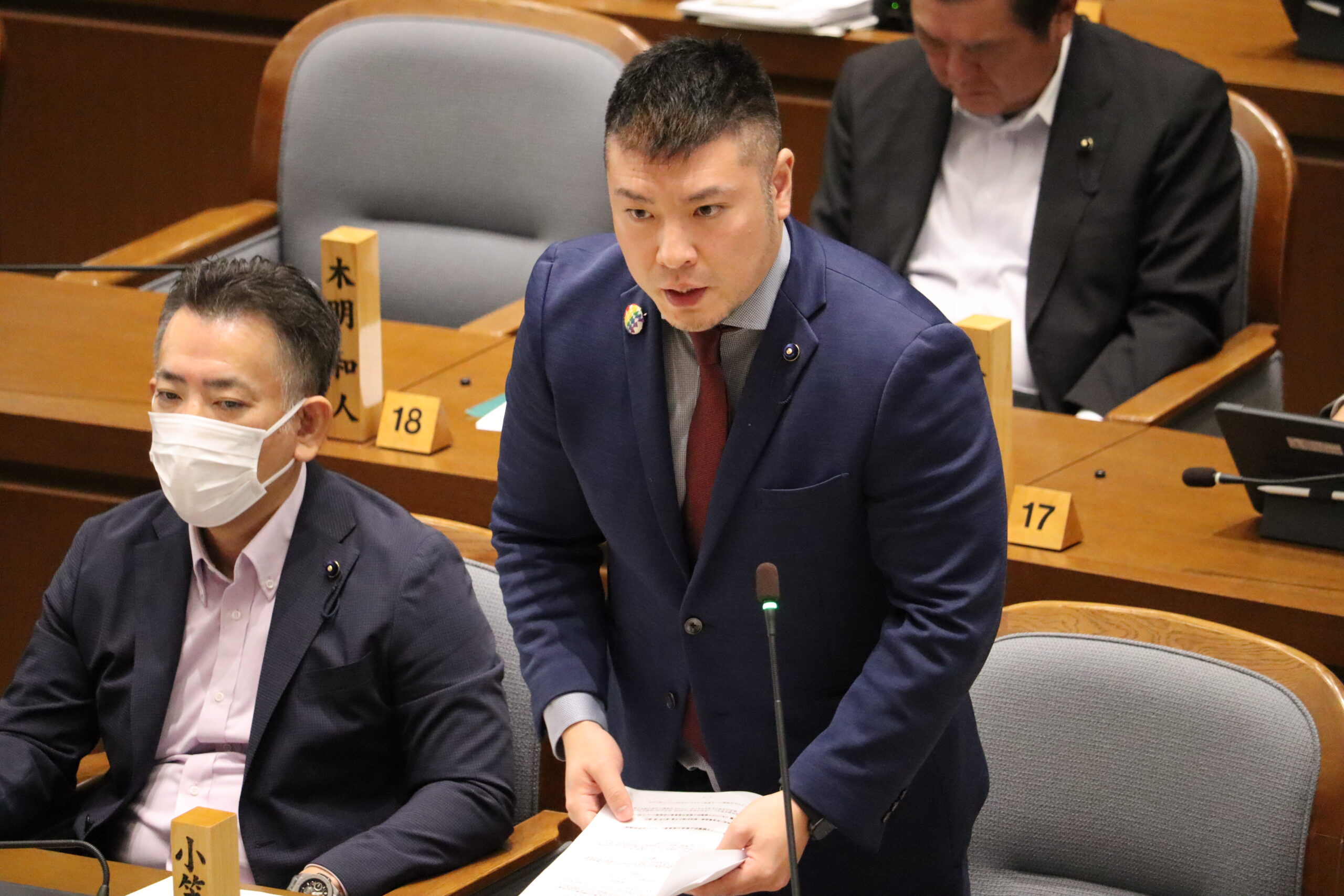 本会議場で質疑に立つ小笠原だいすけ 青森県議会議員